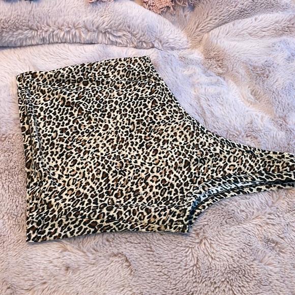 SHEIN Leopard print one shoulder crop top. Size US 2 - Picture 2 of 2
